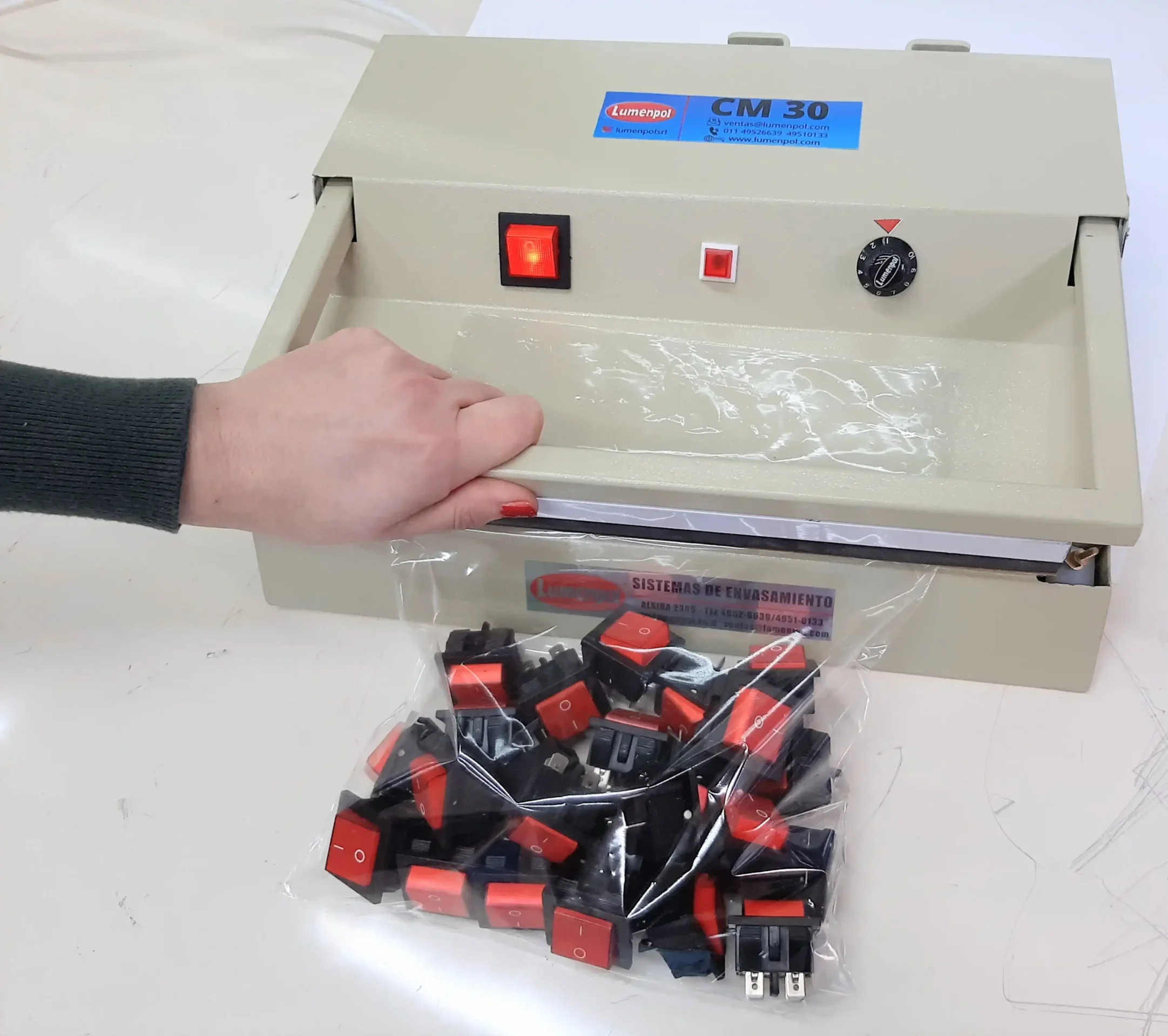 Selladora de bolsas CM 30 en uso